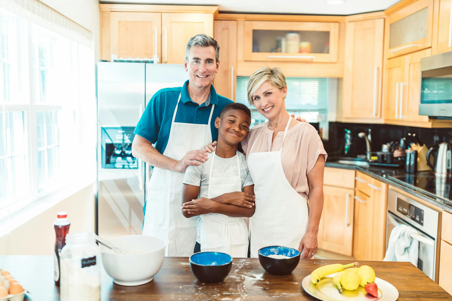 Cooking aprons in cotton and waterproof styles for home chefs.