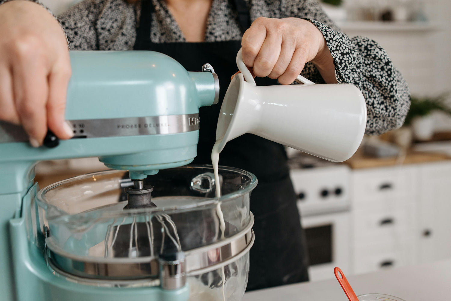 Durable non-stick bakeware and baking tools for home baking.